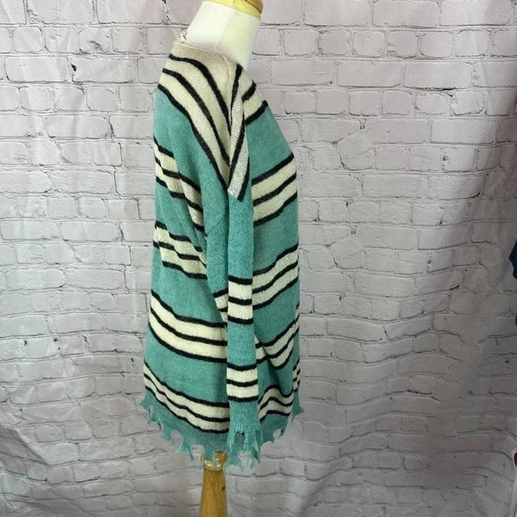 Boutique easel Sweater with raw hem size small - Picture 2 of 7